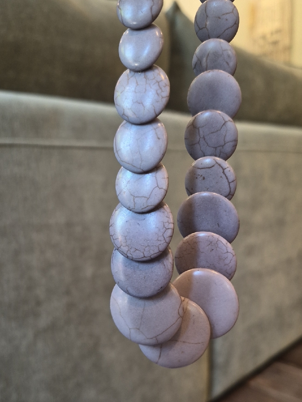 Vtg Grayish Taupe w/ a Hint of Lavender Flat Disc Bead Necklace w/ Extender - Picture 5 of 6